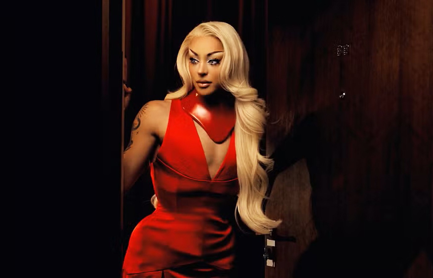 Pabllo Vittar faz a festa da carne ao se jogar na pista com 'Lost in lust', álbum que dilui o 'batidão tropical' da artista