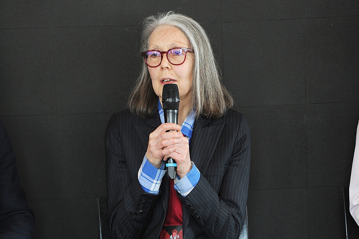 Escritora canadense Anne Carson vence o Prêmio Nobel de Literatura de 2026