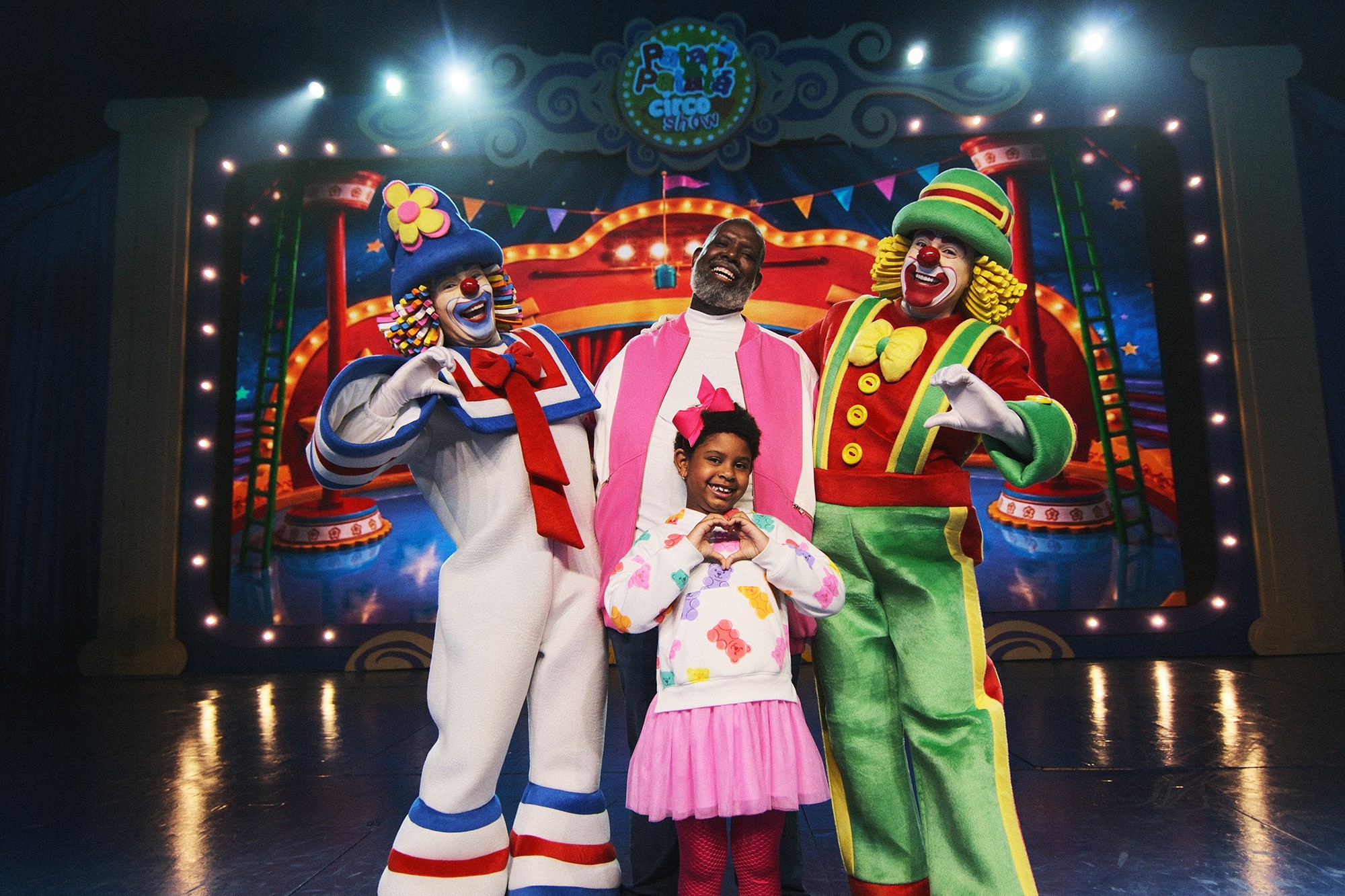 Péricles arma 'O circo da alegria' com Patati Patatá e a filha Maria Helena em single e clipe para o Dia das Crianças