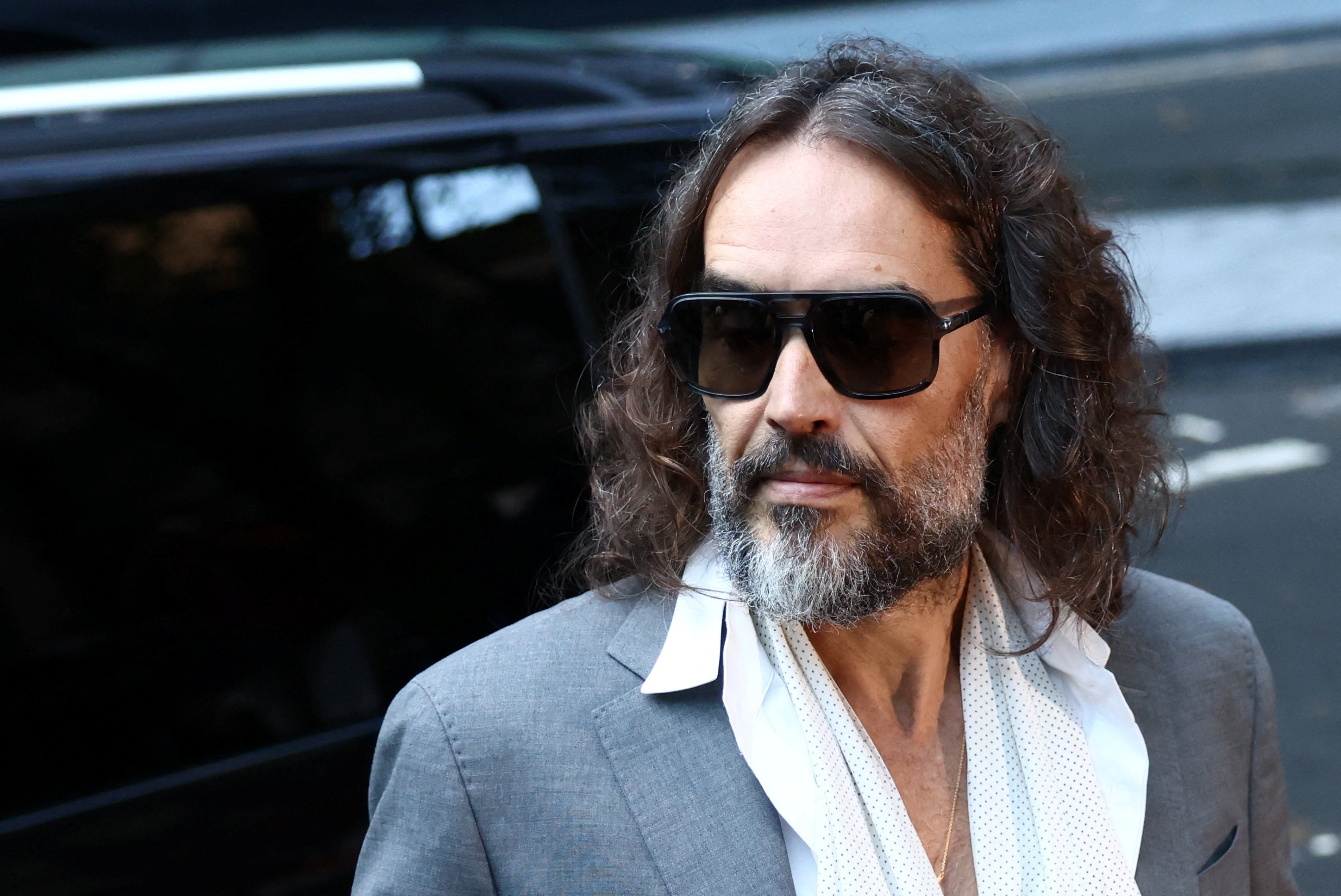 Amiga de mulher que acusa Russell Brand de estupro diz que ator foi 'muito violento'