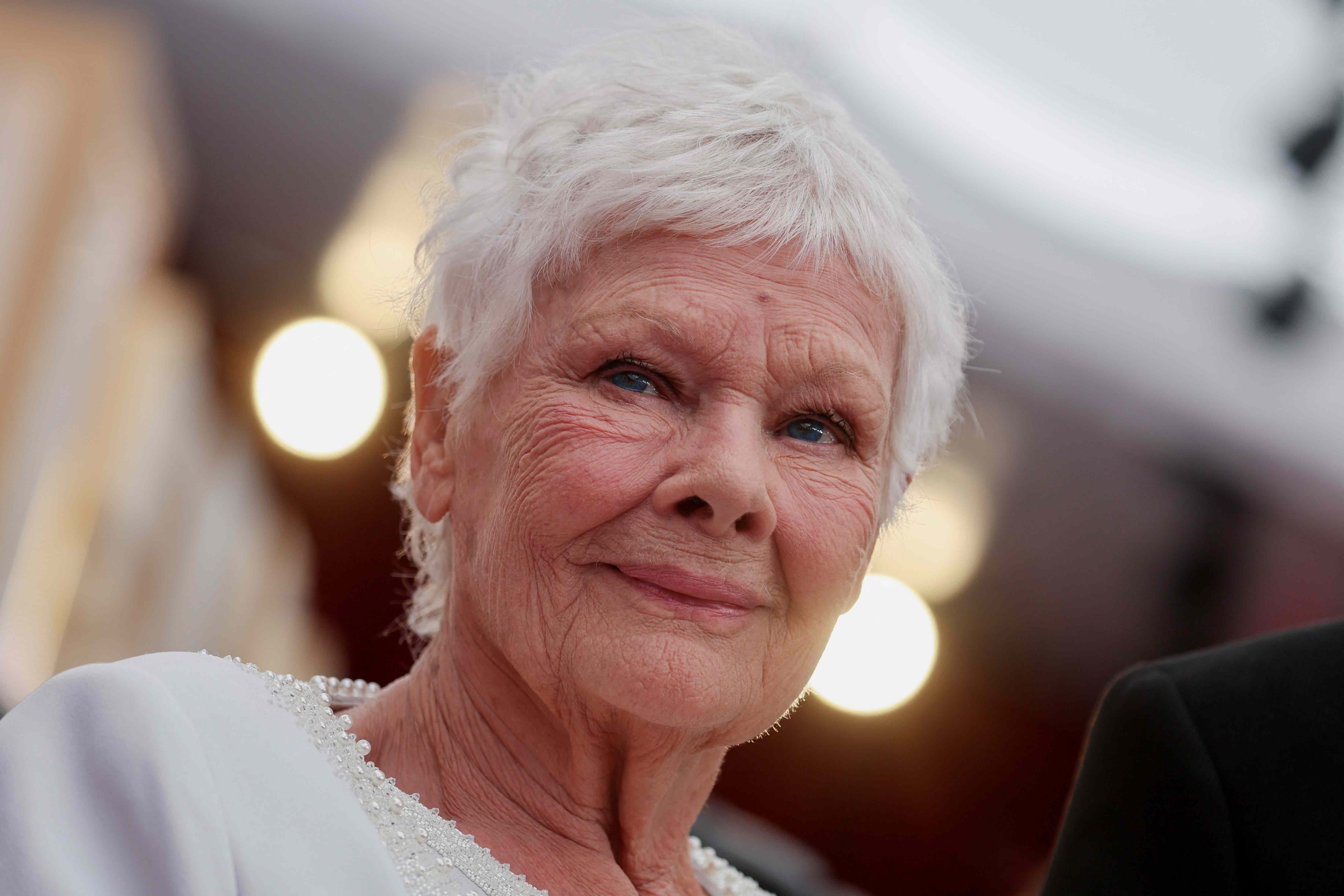 Atriz Judi Dench afirma que piora da visão a impede de continuar atuando