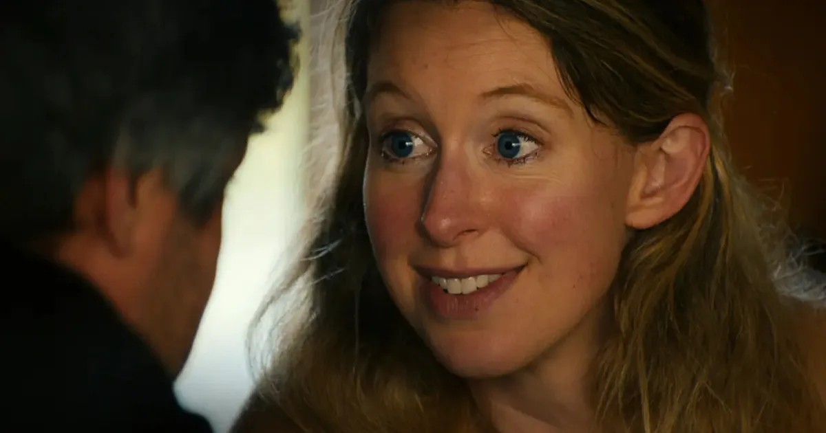 Filme sobre Elizabeth Holmes, empresária condenada por fraude, ganha data de estreia no Brasil